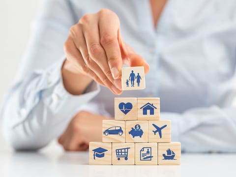 The insurance premium will increase gradually every two years, reaching 190 dinars by the end of the tenth year. 