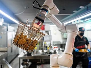 Robot fried chicken: entrepreneur seeks to improve S. Korea's favourite food