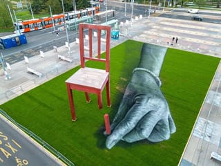 Photos: Near UN in Geneva, giant fresco advocates for world without weapons 