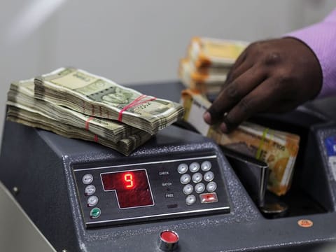 Planning on remitting Indian rupee, Pakistan rupee or Philippine peso? Here’s how you can take advantage of remittance-beneficial rates and when.