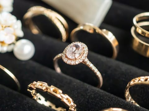 While diamonds have the ability to hold their value over a long time, that’s true also for gold. So realistically, how do you choose between the two? 
