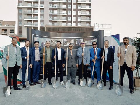 Kalpesh Kinariwala (centre), Pantheon Development flanked by Mr. Ghaleb AlSarraj,  Al Serh Al  Kabeer Construction (left) and Hanan Khawajah of Al Khawajah Engineering Consultants (right) at the signing ceremony