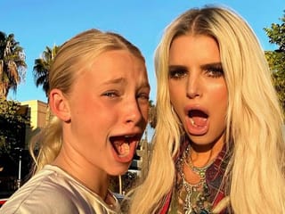 Jessica Simpson mimics face of fan who approached her and expected to get Britney Spears' autograph