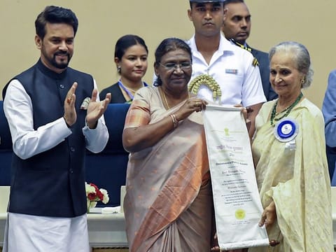 New Delhi, Oct 17 (ANI): President Droupadi Murmu confers the 'Dadasaheb Phalke Lifetime Achievement Award' to veteran Bollywood actress Waheeda Rehman during the 69th National Film Awards, at Vigyan Bhawan, in New Delhi on Tuesday. Union Information and Broadcasting Minister Anurag Thakur is also seen. 