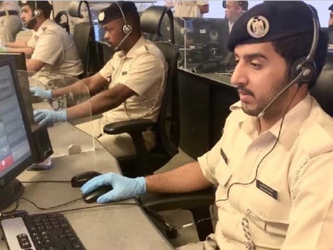 Highly trained personnel at the Abu Dhabi Police central operations room handle callers and informants with utmost professionalism, wisdom, patience, and sensitivity, especially when dealing with individuals who may be in a state of distress due to various incidents.