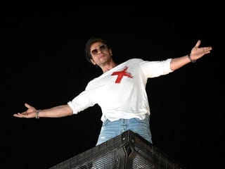 Bollywood: Over 30 Shah Rukh Khan fans robbed of mobile phones during birthday celebrations 