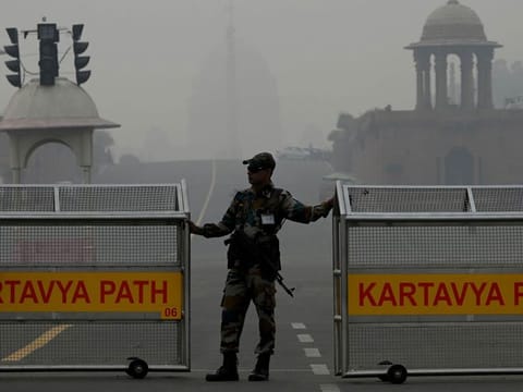A security personnel stand guard on Kartavya path amid heavy smog in New Delhi on Nov. 4, 2023.  
