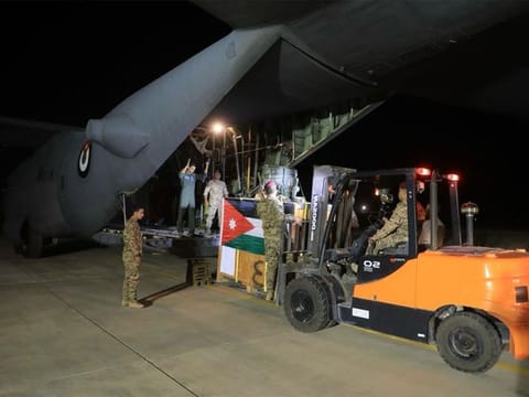Air force personnel preparing urgent medical aid to the Jordanian field hospital in Gaza.