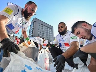 Photos: Litter-hunters vie for unusual world title in Tokyo