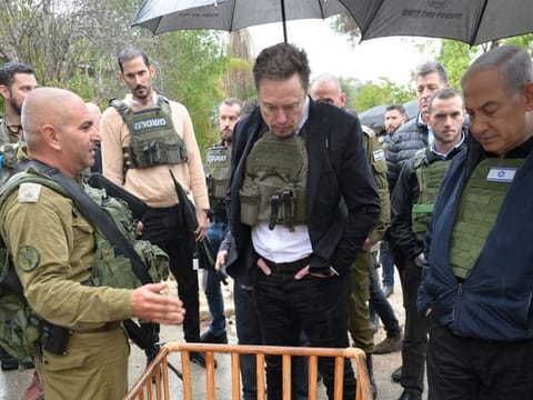 Elon Musk, centre, and Benjamin Netanyahu, right, in Kfar Aza on November 27. 
