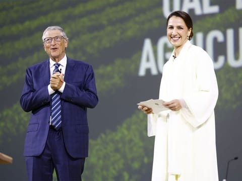  Mariam bint Mohammed Almheiri, UAE Minister of Climate Change and Environment and COP28 Food Systems Lead with Bill Gates, former CEO and co-founder of the Microsoft Corporation 