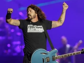Foo Fighters’ rocker Dave Grohl takes a break to feed the poor