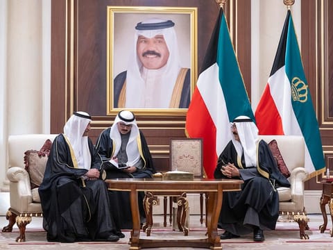 Sheikh Hamad bin Mohammed Al Sharqi offering condolences of President His Highness Sheikh Mohamed and his sympathy to Sheikh Meshal.