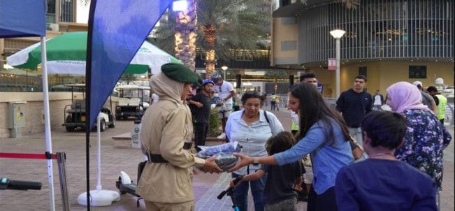 Dubai Police and RTA Distribute Safety Gear to Cyclists and Scooter Riders (2)-1703248989964