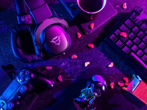 According to Dubai Police, the suspect used a popular online game to entice victims into sharing private images, offering a combination of money and in-game rewards.