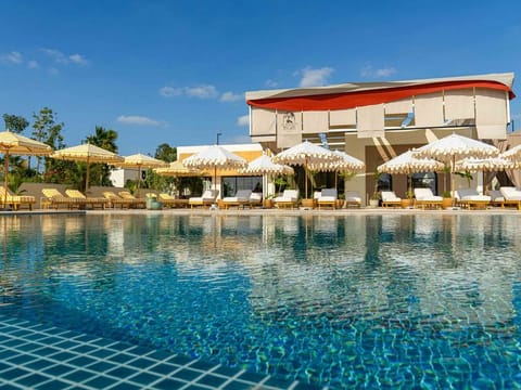 The revamped Al Bateen Ladies Club in Abu Dhabi boasts world-class amenities and services, including a children’s club, padel clubhouse, private beach, swimming pool, retail and dining outlets, spa, fitness and wellness facilities, beauty salon, lounge area, events space with an outdoor cinema, as well as a fully equipped gym and studios.