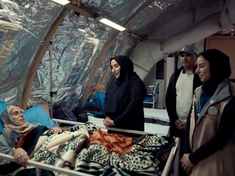    The delegation was briefed by representatives of the Emirates Red Crescent (ERC) Authority on the hospital's facilities and operational practices.