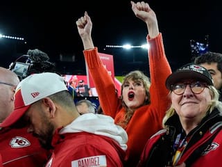 Photos: How did Taylor Swift greet Super Bowl-bound Travis Kelce?