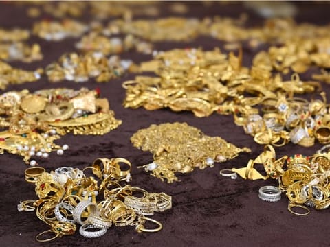 Timely response from Sharjah authorities prevented the stolen gold items from being smuggled abroad.