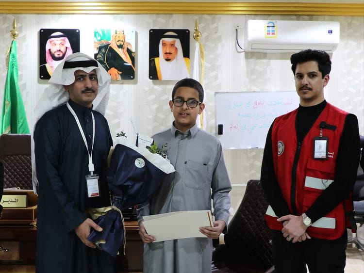 Abdul Salam Al Ahmari being honoured by the Saudi Red Crescent.