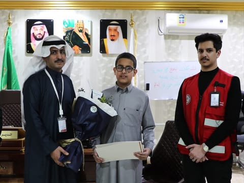 Abdul Salam Al Ahmari being honoured by the Saudi Red Crescent.