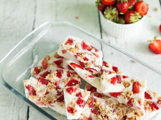 Calling all snacktime stars: Frozen yoghurt bark recipe ready in 10 minutes!