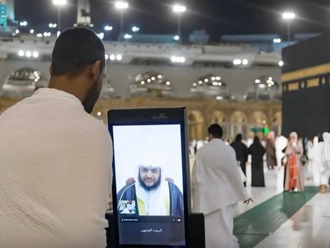 A pilgrim using Guidance Roboto
