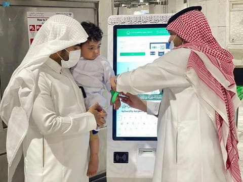  According to the directive, employees of Saudi government agencies must wear the traditional “thobe, ghutra or shemagh” while at work.