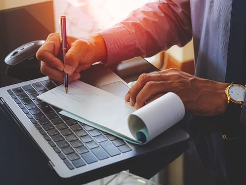 An easy to follow checklist to write and receive cheques to avoid financial hassles. Picture used for illustrative purposes only.