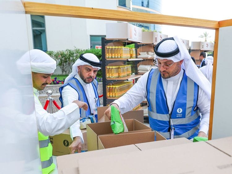 enoc-ramadan-campaign-supplied-pic-of-packing-grocery-boxes-1710237953440
