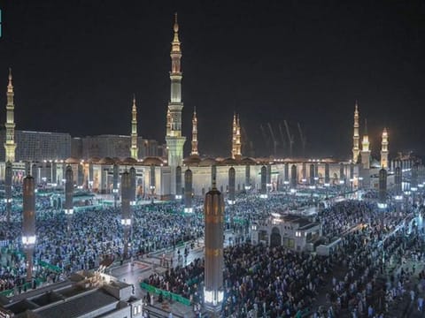 Spanning an area of about 67,000 square meters, the roof of the mosque provides a tranquil space for worship, accessed through 24 staircases positioned near mosque entrances.