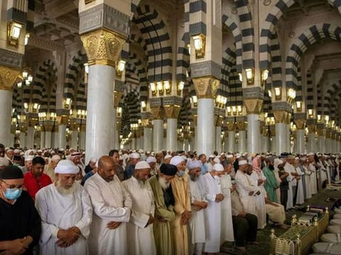 Photos: Worshippers attend last Friday prayer of Ramadan at the Prophet's Mosque