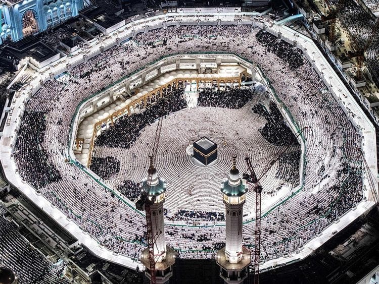 General view of muslims performing evening prayers at the Grand Mosque on the eve of 27th Ramadan, in the holy city of Mecca, in Saudi Arabia, on April 5, 2024. 