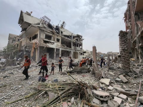 Palestinians inspect the site of an Israeli strike on a house, amid the ongoing conflict between Israel and the Palestinian Islamist group Hamas, in Beit Lahia, in the northern Gaza Strip, oj May 20, 2024. 