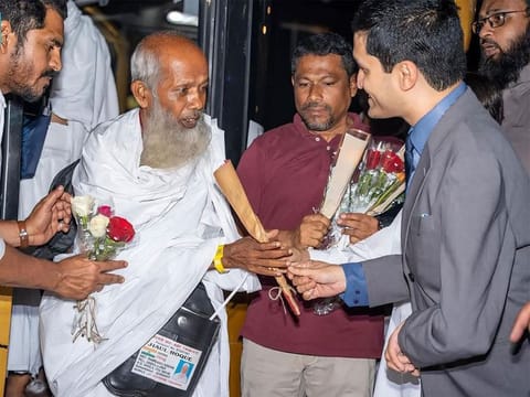  Indian pilgrims being welcomed in Mecca.