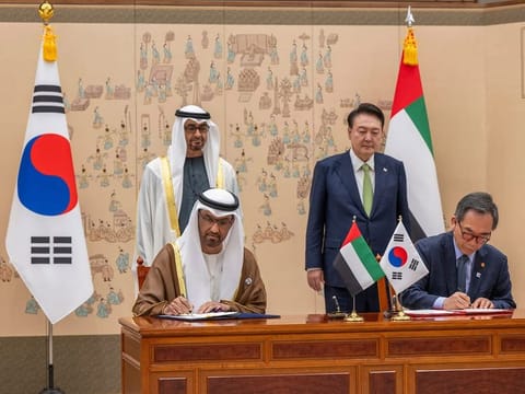 President His Highness Sheikh Mohamed bin Zayed Al Nahyan and Yoon Suk Yeol, President of the Republic of Korea, on Wednesday witnessed the signing of a Comprehensive Economic Partnership Agreement between the UAE and the Republic of Korea, in Seoul 