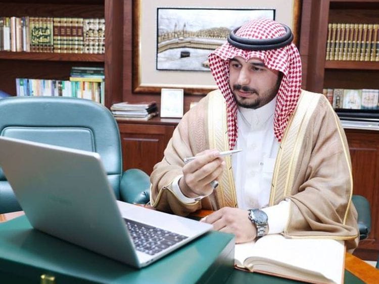 Saudi lawyers clad in the bisht and formal dress while doing the job. The bisht dress code applies to emirs and deputy emirs of provinces, governors, ministers, assistant and deputy ministers, leaders of independent departments and their deputies, as well as heads and deputy heads of city halls in the kingdom.