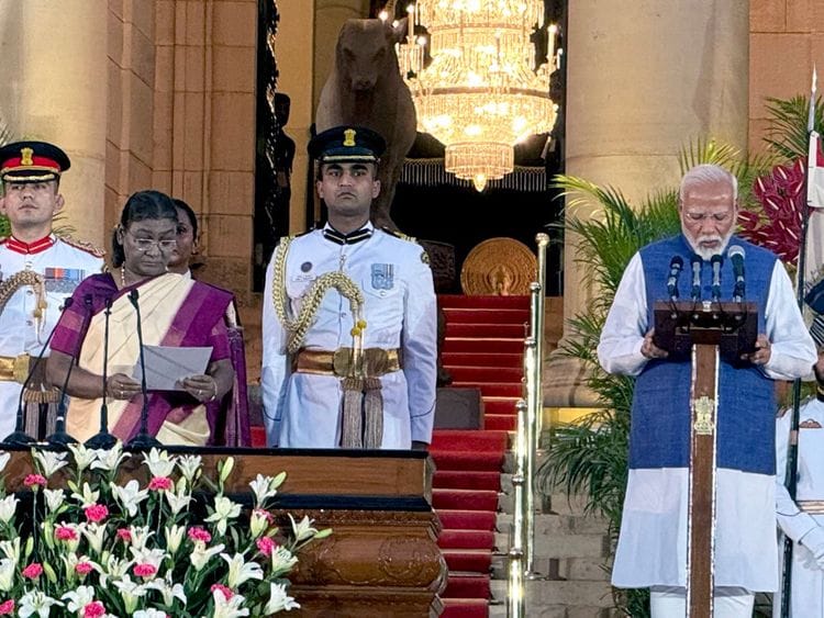 India's Prime Minister Narendra Modi took oath on Sunday, accompanied by 72 ministers of the new coalition government. The new cabinet includes 30 Cabinet Ministers, 5 Ministers with independent charge, and 36 Ministers of State.