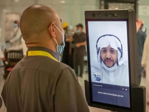 Equipped with artificial intelligence, the robot provides instant guidance on religious issues and operates in 11 languages.