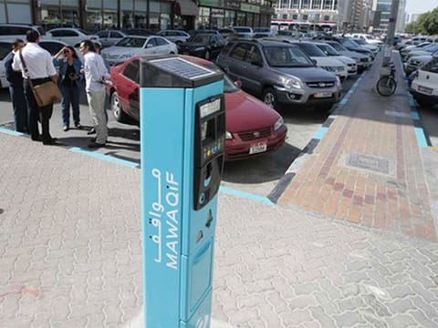 The Mawaqif Regulation Law regulates public parking usage to improve traffic flow across Al Ain.
