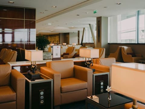 Emirates currently serves the French capital with 21 weekly flights, including 3 daily A380 flights. 