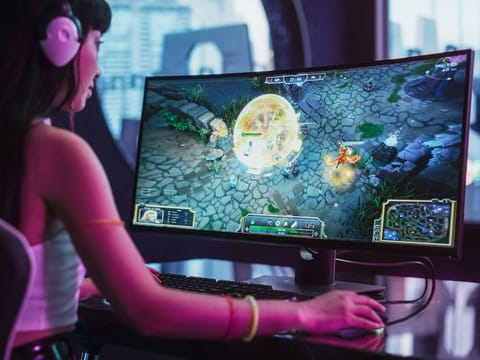 Take advantage of the expansive real estate of curved monitors for multitasking, content creation or a more three-dimensional gaming experience. 