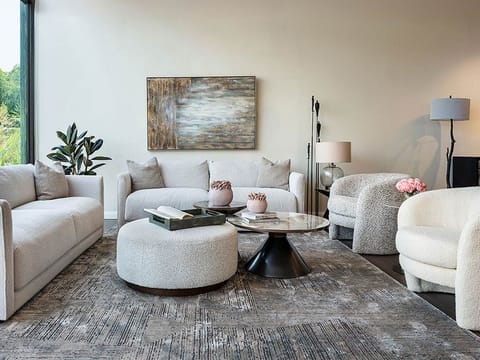  Crafted by a team of more than 350 skilled craftspeople, Decor-Rest’s collections include customizable options including a fabric library of over 500 high-quality options and over 100 leather variations. 