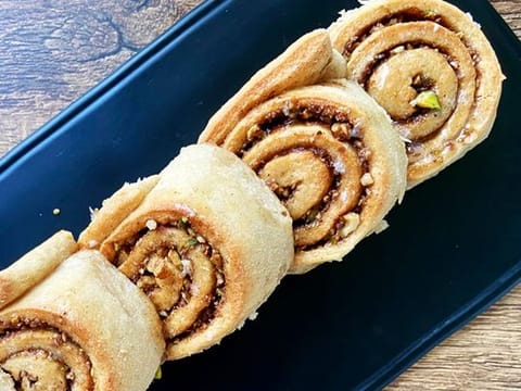 Baklava-style cinnamon rolls: A delicious Middle Eastern twist on a classic treat!