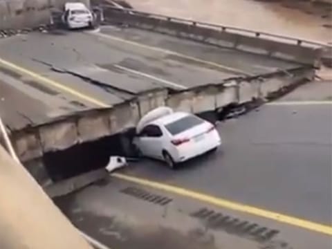 Flooding chaos in Jazan, three vehicles lost, roads collapsed amidst torrential rains