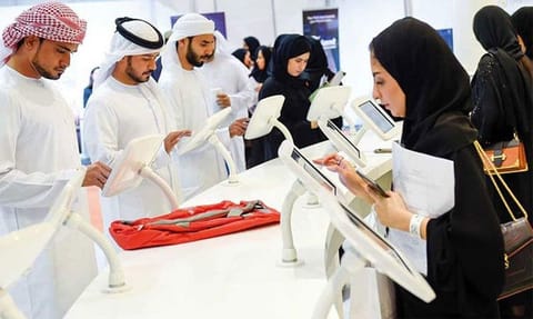 Under the Nafis programme, the total number of female citizens currently working in private sector companies and establishments has reached 75,600, which represents 70 per cent of the national cadres, compared to 32,400 male citizens (30 per cent).