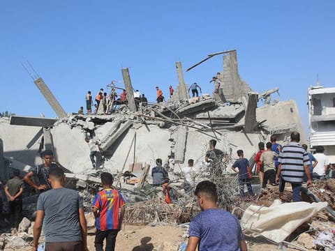 Palestinians search in the rubble for survivors at the site of an Israeli strike in the Shejaiya suburb east of Gaza City on September 12, 2024, amid the ongoing war between Israel and Palestinian militants. 