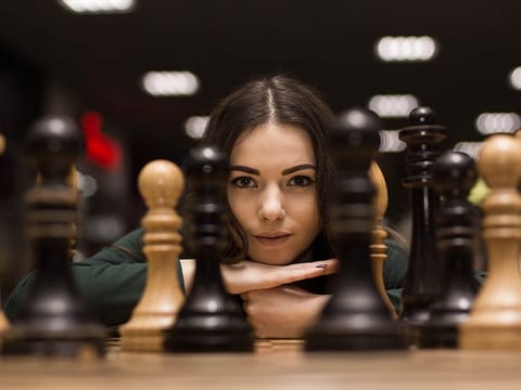 People with sharp minds are masters of observation. They may seem laid-back, but they have a photographic memory that allows them to remember even the smallest details, making them experts at analysing and comparing situations.