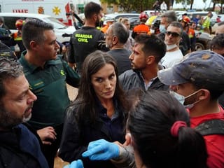 Spanish royals hit by mud on face during flood zone visit