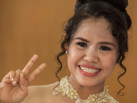 Filipina drug convict and death row prisoner Mary Jane Veloso, clad in traditional Indonesian attire, smiles during a programme celebrating Kartini Day in honour of Indonesian national heroine and women's rights activist Raden Kartini at Yogyakarta prison on April 23, 2016. 